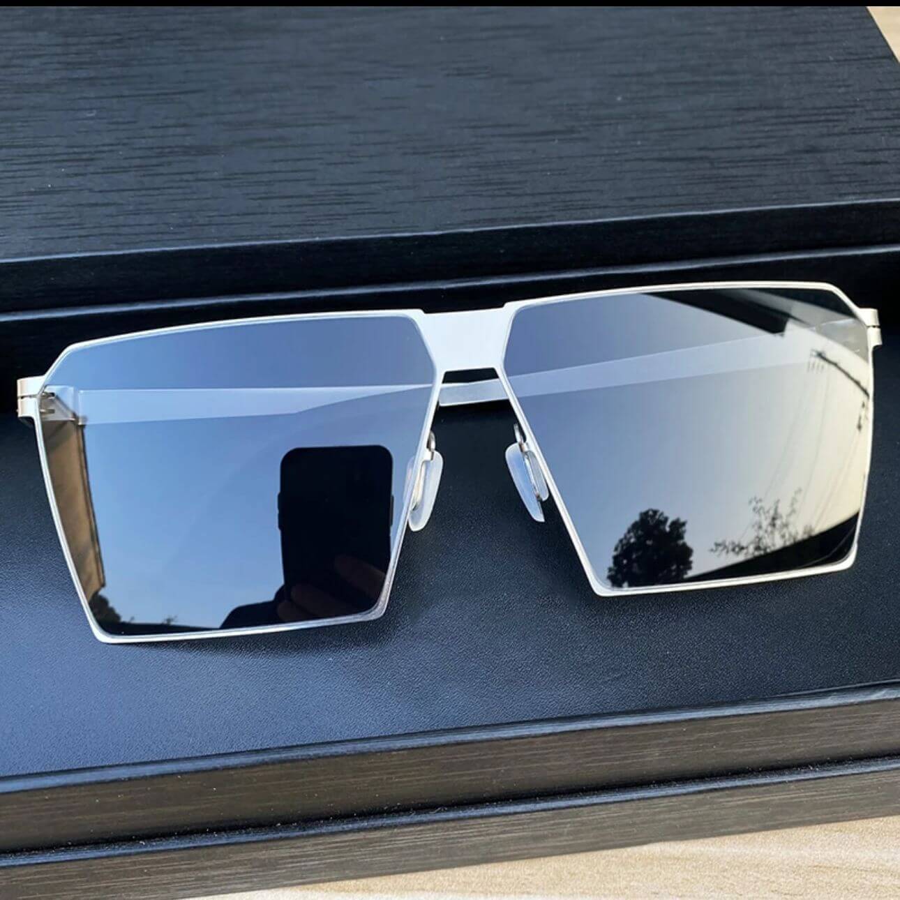 TITAN EDGE – The Screwless Steel Statement