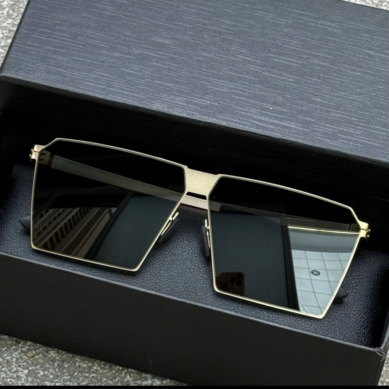 TITAN EDGE – The Screwless Steel Statement