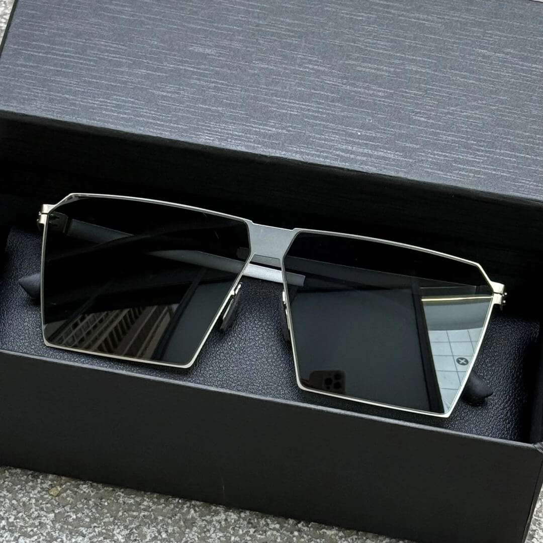 TITAN EDGE – The Screwless Steel Statement