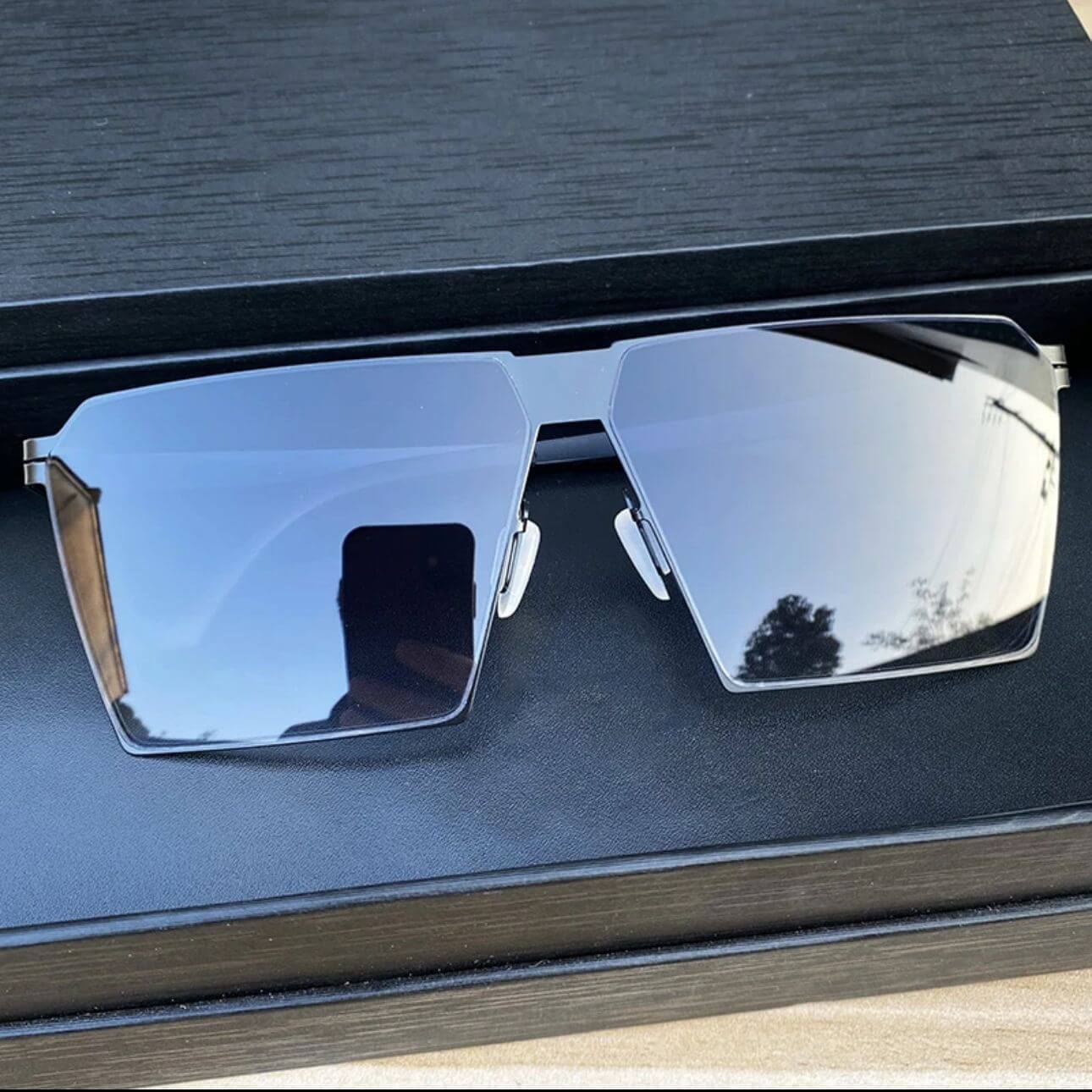 TITAN EDGE – The Screwless Steel Statement