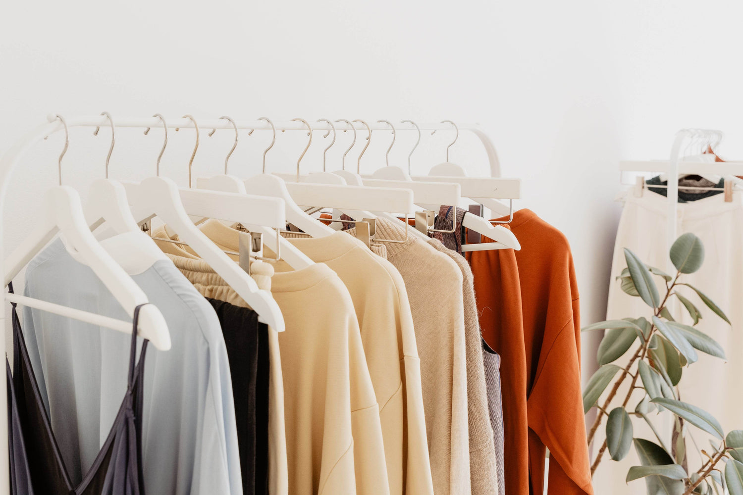 minimalist-retail-clothing-display - Odelis London