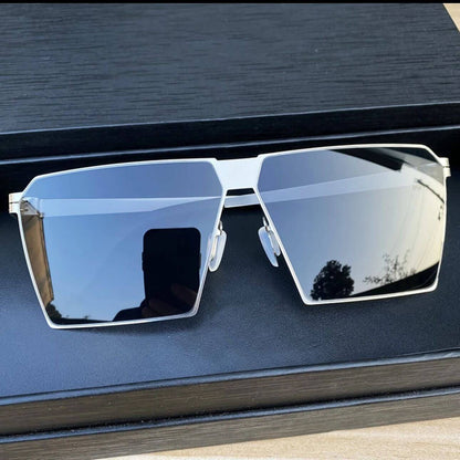 TITAN EDGE – The Screwless Steel Statement