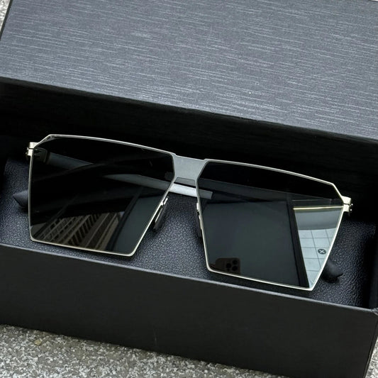 TITAN EDGE – The Screwless Steel Statement